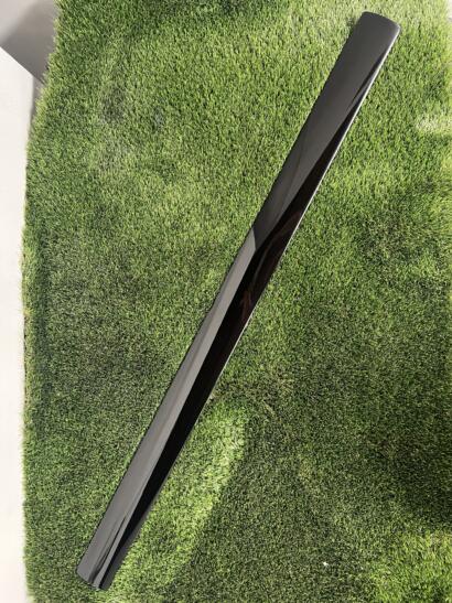 Single high-gloss sprayed strip with deep reflective finish.