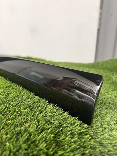 Single high-gloss sprayed strip with deep reflective finish.